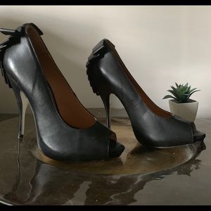 Heeled leather shoes